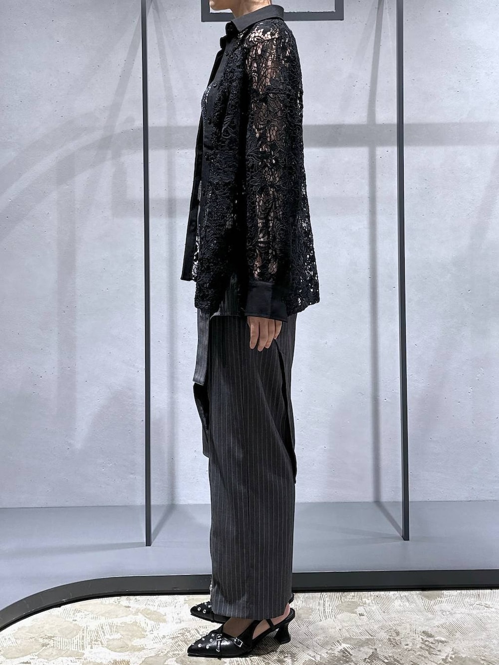 ブラック系のタンクトップ、ブラック系のシャツ/ブラウス、ブラック系のパンプスを着用したレディースの夏コーディネートの2枚目の写真