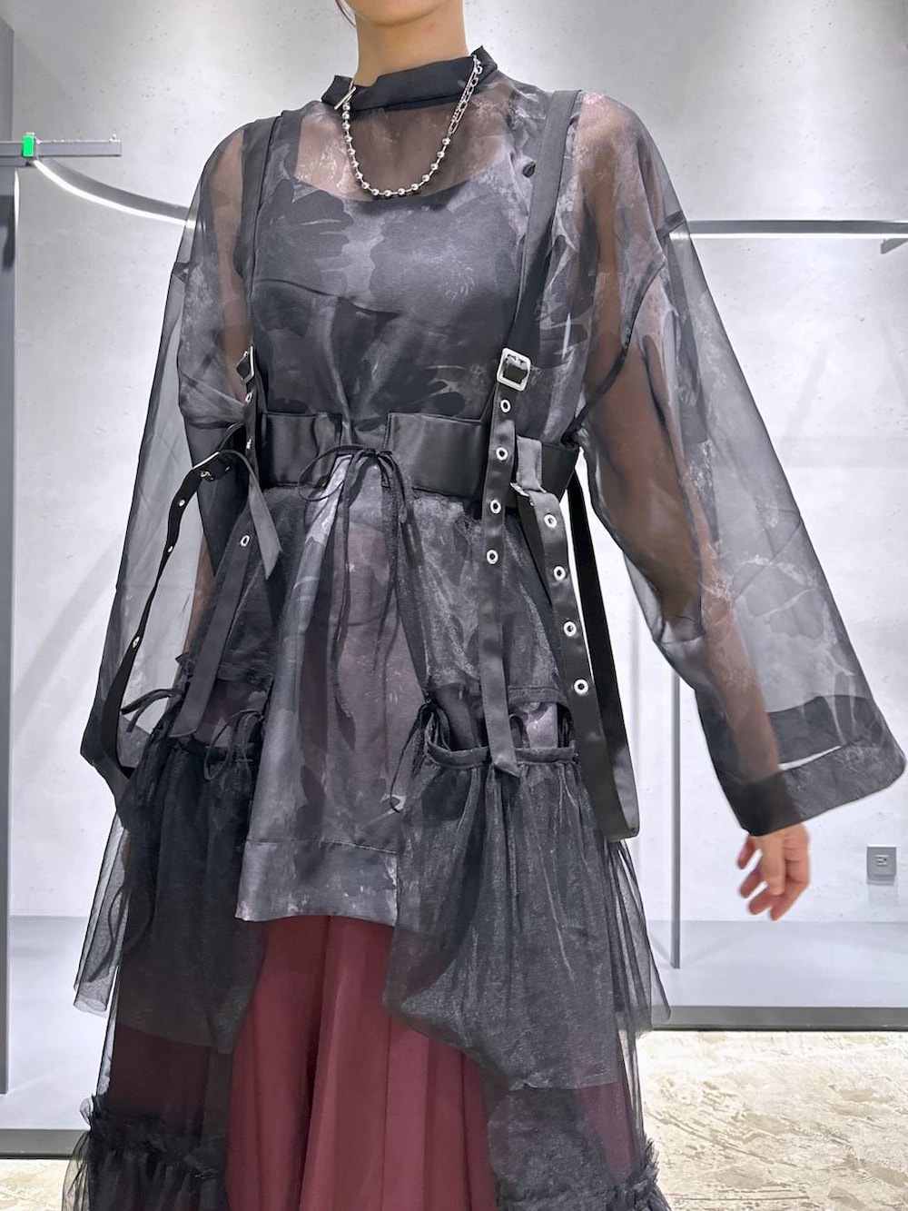 ブラック系のTシャツ/カットソー、ブラック系のパンプス、ブラック系のスカートを着用したレディースの夏コーディネートの5枚目の写真