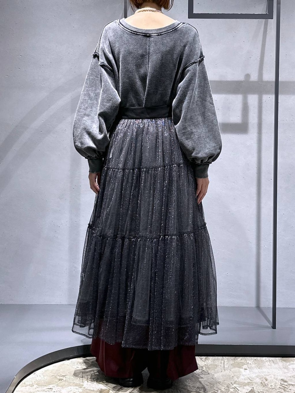 ブラック系のローファー、レッド系のその他パンツ、その他のスカートを着用したレディースの秋コーディネートの3枚目の写真