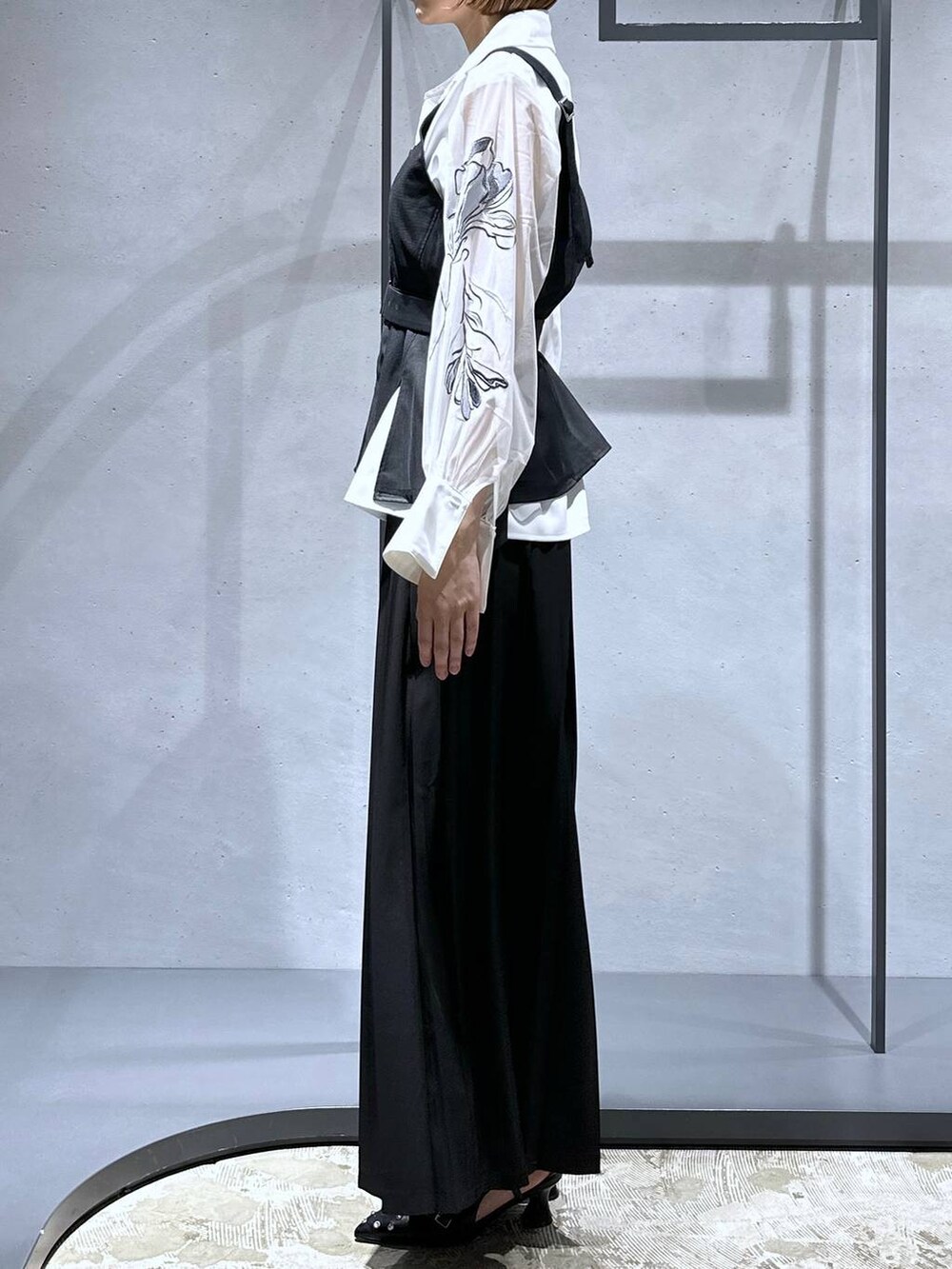 ブラック系のその他パンツ、ブルー系のタンクトップ、ホワイト系のシャツ/ブラウスを着用したレディースの夏コーディネートの2枚目の写真