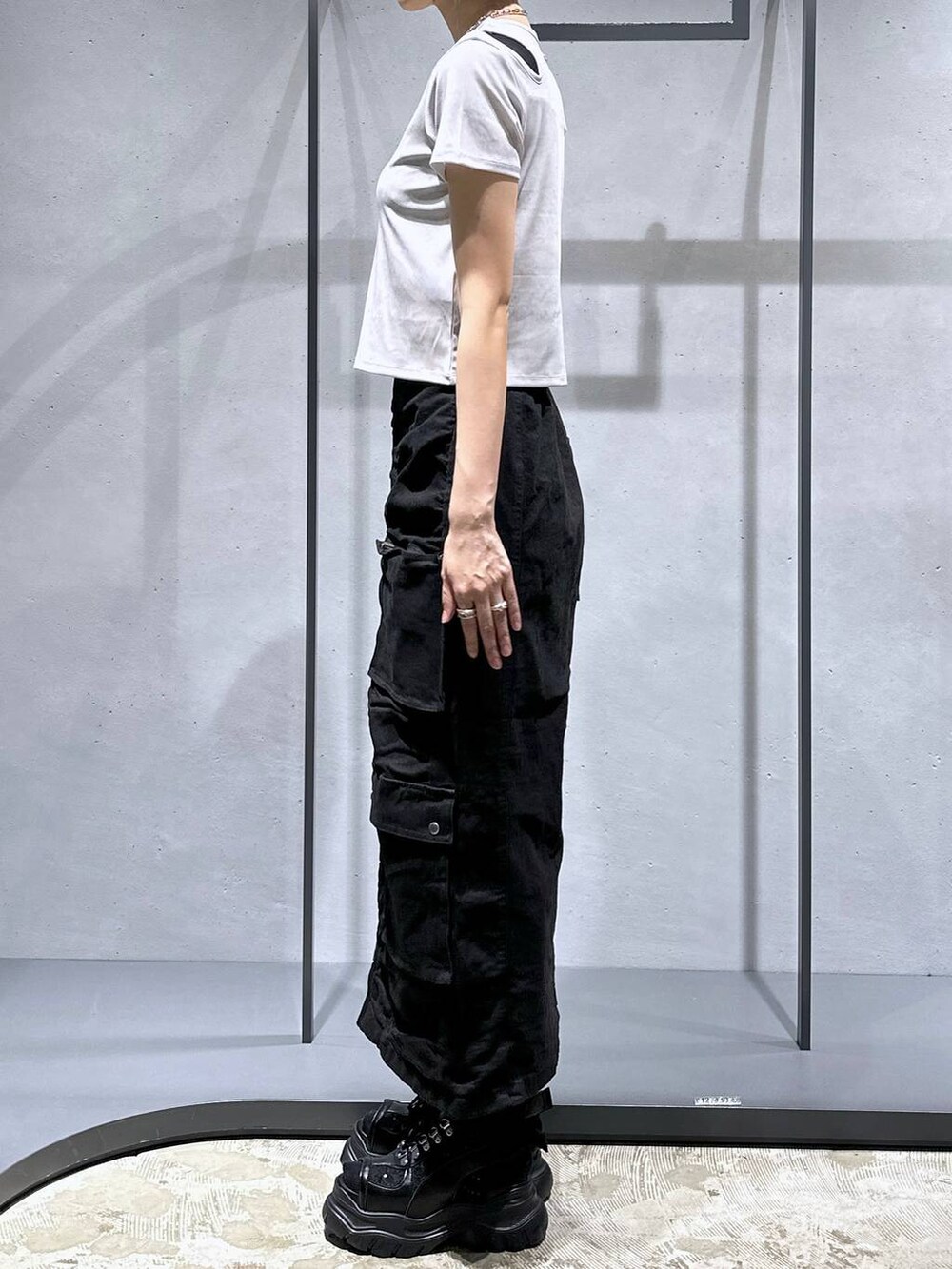 ブラック系のサンダル、ブラック系のタンクトップ、ホワイト系のTシャツ/カットソーを着用したレディースの夏コーディネートの2枚目の写真