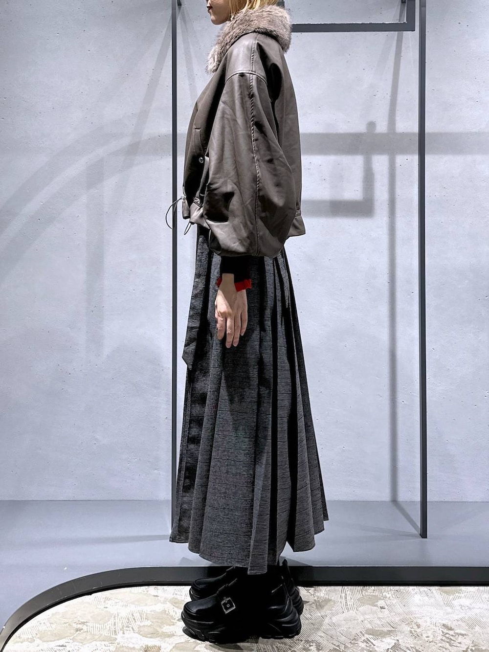 ブラック系のローファー、ブラック系のニット/セーター、ブラウン系のブルゾンを着用したレディースの秋コーディネートの2枚目の写真