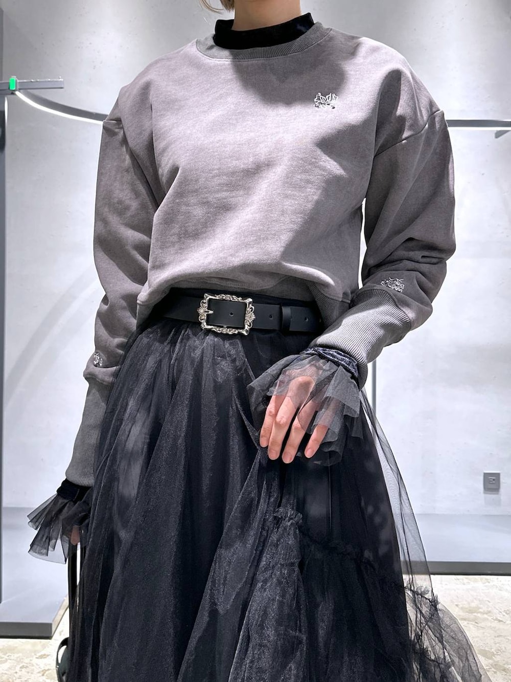 ブラック系のTシャツ/カットソー、ブラック系のブーツ、ブラック系のスウェットを着用したレディースの冬コーディネートの5枚目の写真