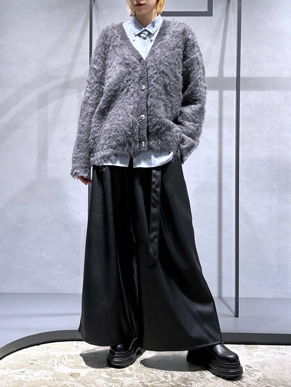 ブラック系のその他パンツ、グレー系のカーディガン/ボレロ、ブラック系のブーツを着用したレディースの冬コーディネートの3枚目の写真