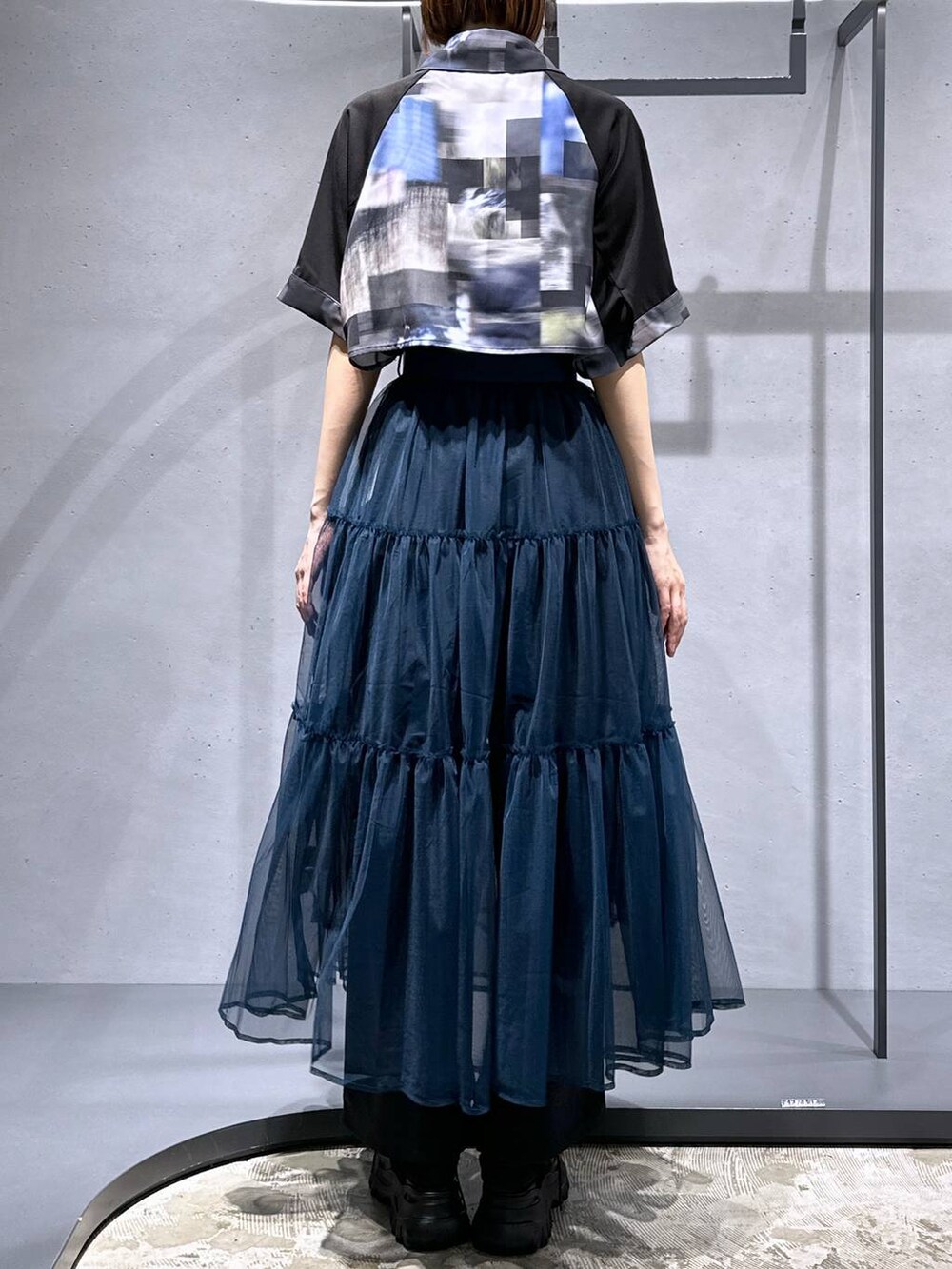 パープル系のシャツ/ブラウス、ブラック系のサンダル、ブラック系のスラックスを着用したレディースの夏コーディネートの3枚目の写真