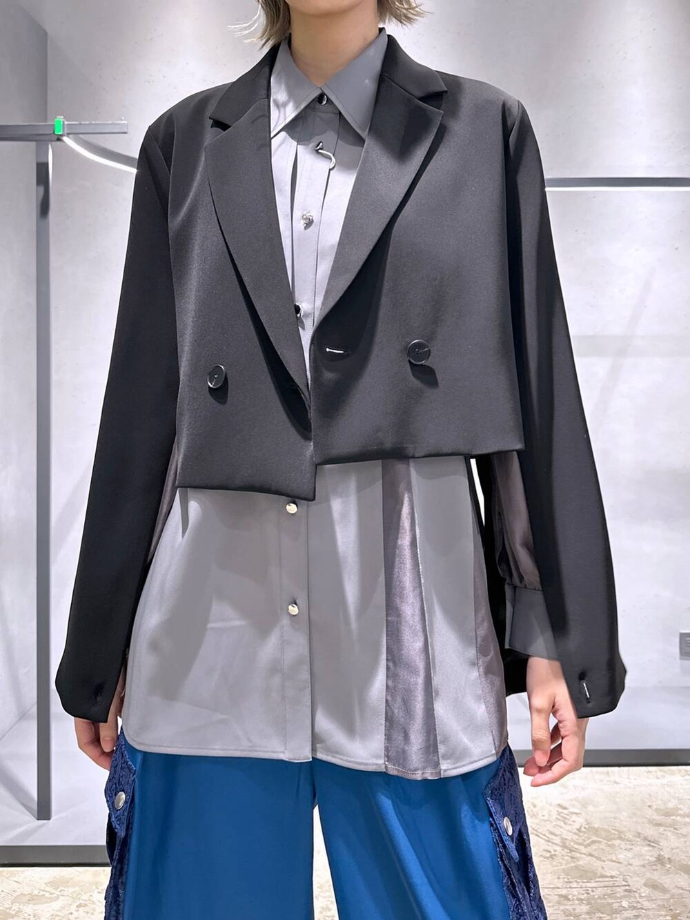 ブラック系のブーツ、グレー系のシャツ/ブラウス、ブルー系のカーゴパンツを着用したレディースの冬コーディネートの5枚目の写真