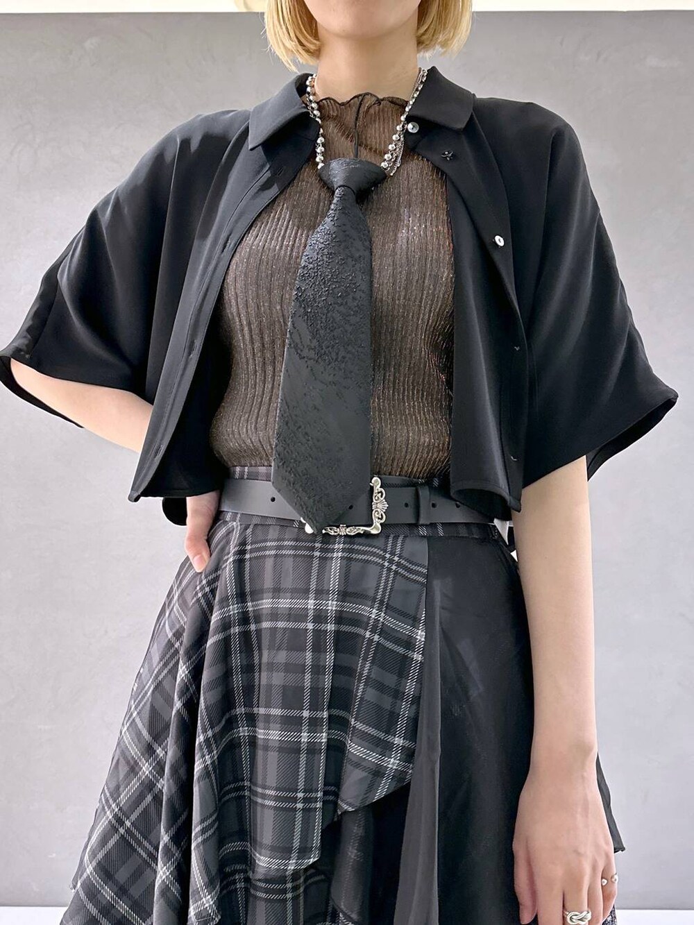 「高身長、メンズライク、女子ウケ、休日コーデ、春コーデ、夏コーデ、骨格ウェーブ、個性派、モード、きれいめ、HARE、シャツ、スカート、チェック、シアートップス」｜「HAREのネクタイネックレス(HARE)（ネクタイ、ブラック系）」を使った、ココロさん（レディース・169cm）の夏コーディネートの5枚目の写真