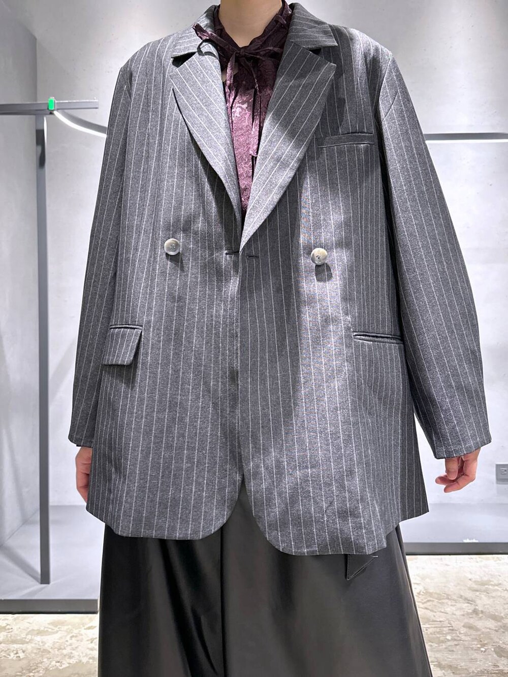 ブラック系のその他パンツ、レッド系のシャツ/ブラウス、ブラック系のドレスシューズを着用したレディースの秋コーディネートの5枚目の写真