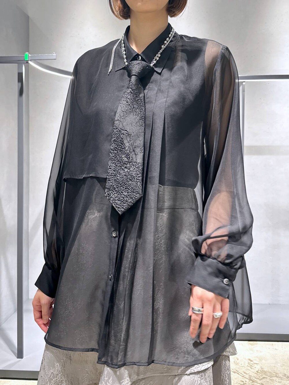 ブラック系のネクタイ、ブラック系のタンクトップ、ブラック系のシャツ/ブラウスを着用したレディースの夏コーディネートの5枚目の写真