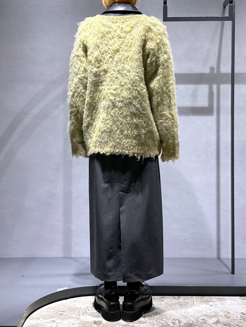 ブラック系のブルゾン、ブラック系のドレスシューズ、イエロー系のカーディガン/ボレロを着用したレディースの秋コーディネートの3枚目の写真