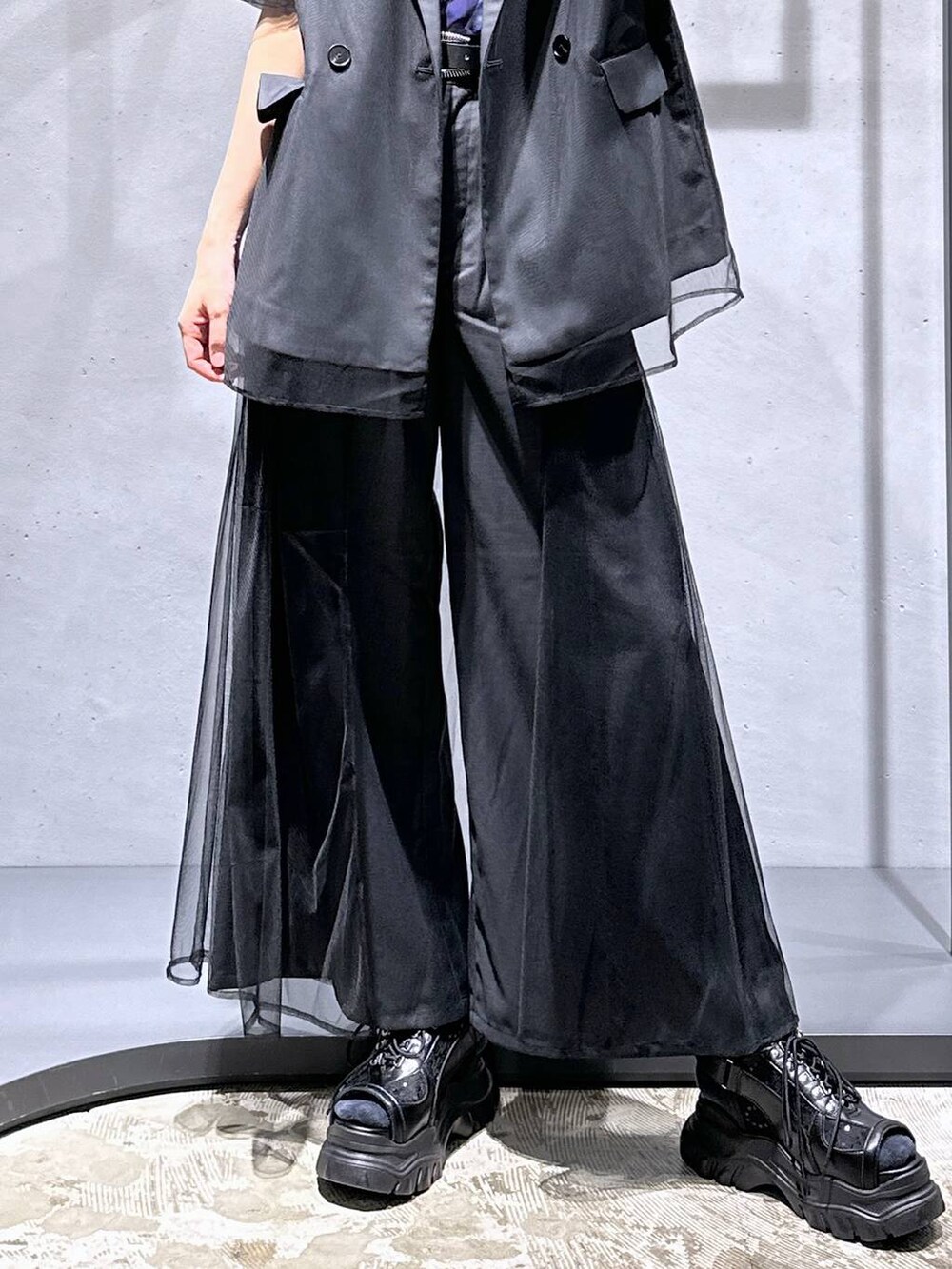 ブルー系のTシャツ/カットソー、ブラック系のサンダル、グレー系のその他パンツを着用したレディースの夏コーディネートの6枚目の写真