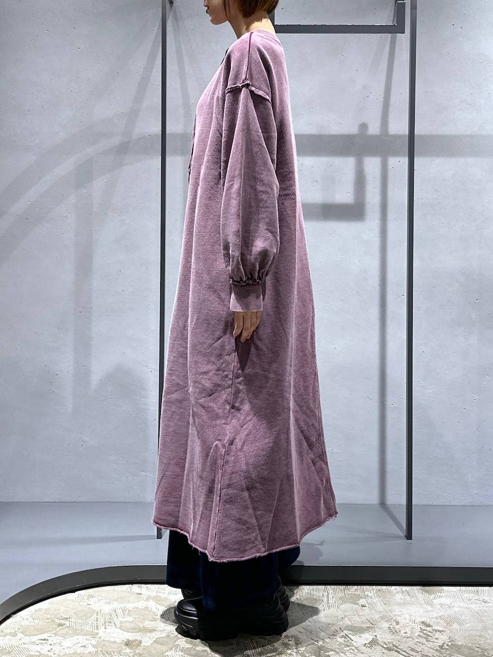 ブラック系のローファー、ブルー系のカーゴパンツ、ブラック系のショルダーバッグを着用したレディースの秋コーディネートの2枚目の写真