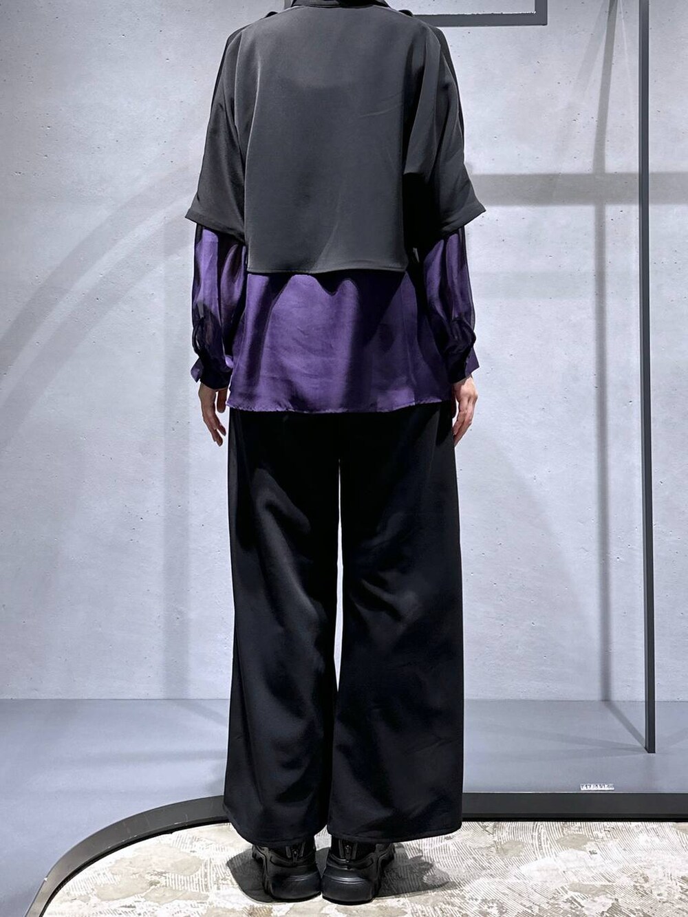 パープル系のシャツ/ブラウス、ブラック系のシャツ/ブラウス、ブラック系のサンダルを着用したレディースの夏コーディネートの4枚目の写真