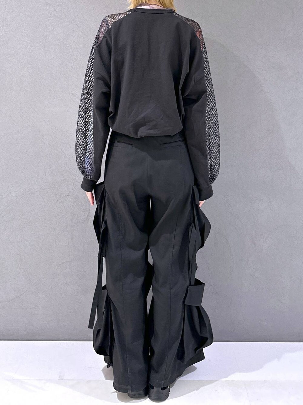 ブラック系のカーゴパンツ、ブラック系のベルトを着用したレディースの春コーディネートの3枚目の写真