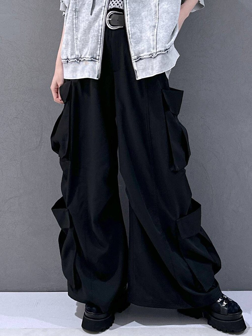 ブラック系のサンダル、ブラック系のカーゴパンツ、グレー系のニット/セーターを着用したレディースの春コーディネートの6枚目の写真