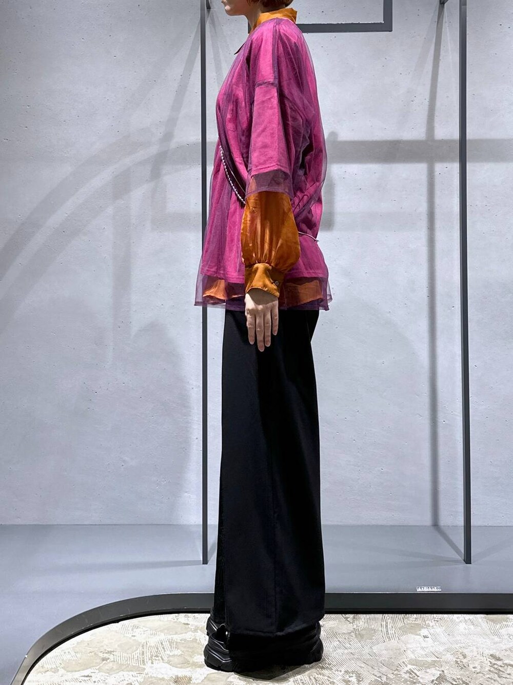 オレンジ系のシャツ/ブラウス、ピンク系のTシャツ/カットソー、ブラック系のサンダルを着用したレディースの夏コーディネートの3枚目の写真