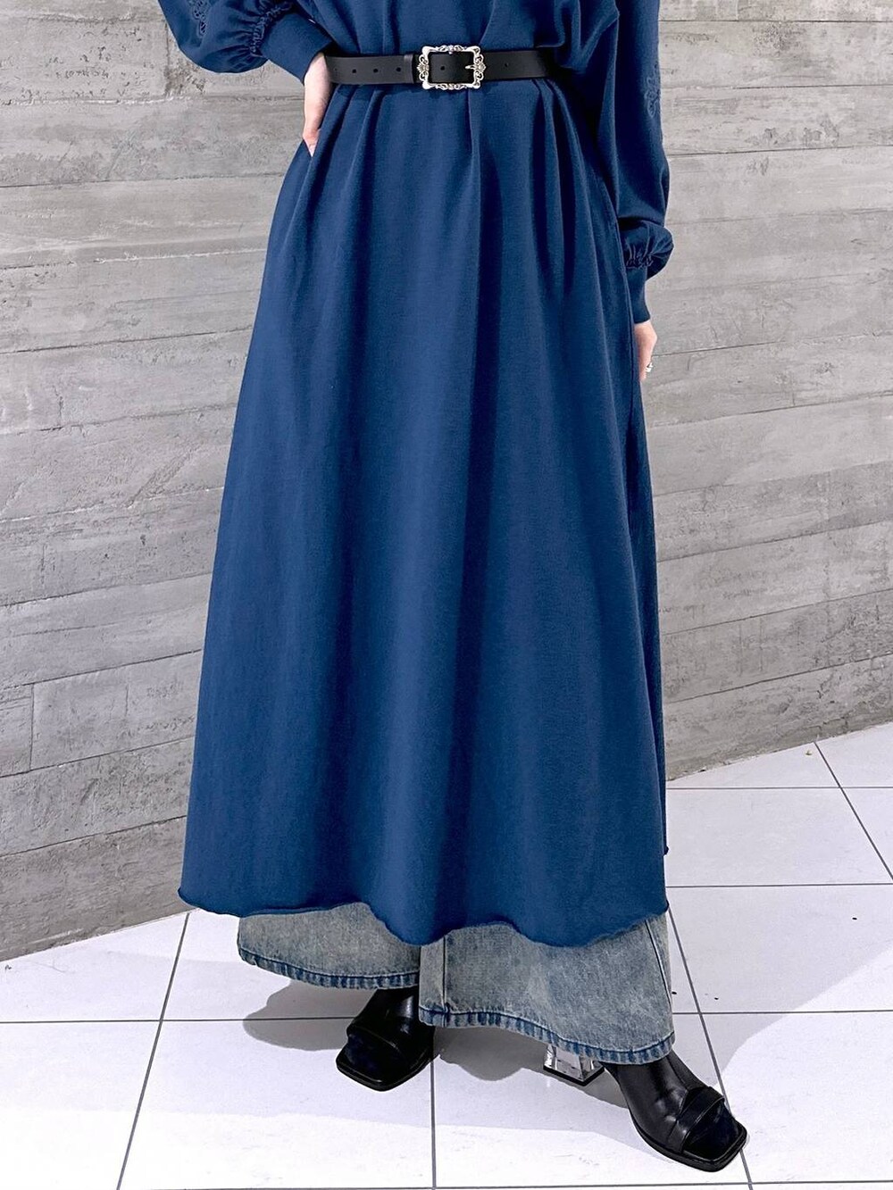 ブラック系のタンクトップ、ブルー系のワンピース、ブラック系のサンダルを着用したレディースの春コーディネートの7枚目の写真