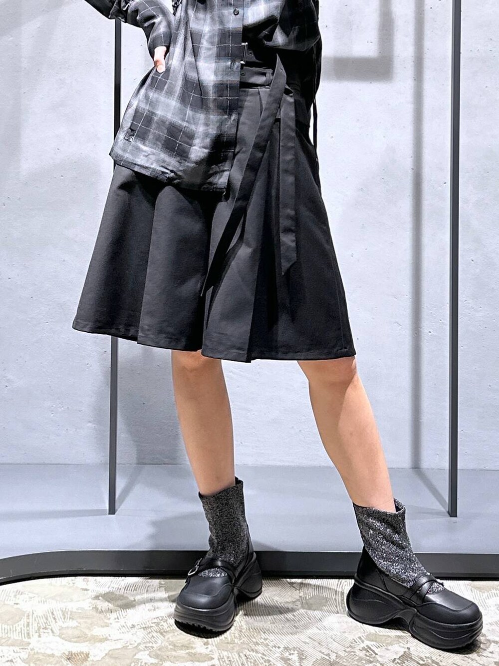 シルバー系のブーツ、ブラック系のその他パンツ、その他のシャツ/ブラウスを着用したレディースの秋コーディネートの6枚目の写真