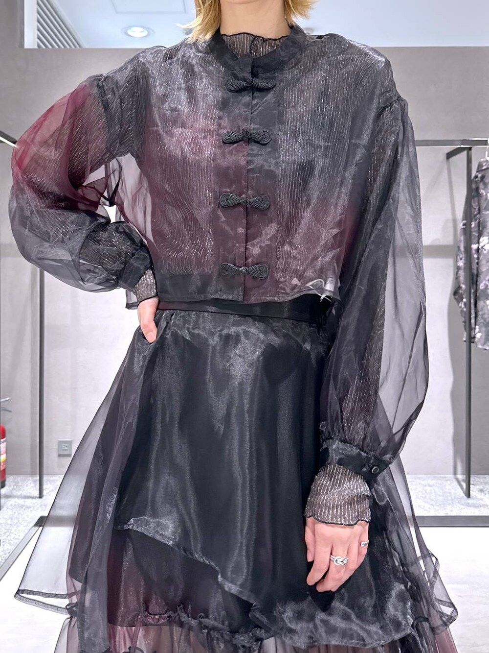 シルバー系のサンダル、ブラック系のTシャツ/カットソー、パープル系のシャツ/ブラウスを着用したレディースの春コーディネートの5枚目の写真