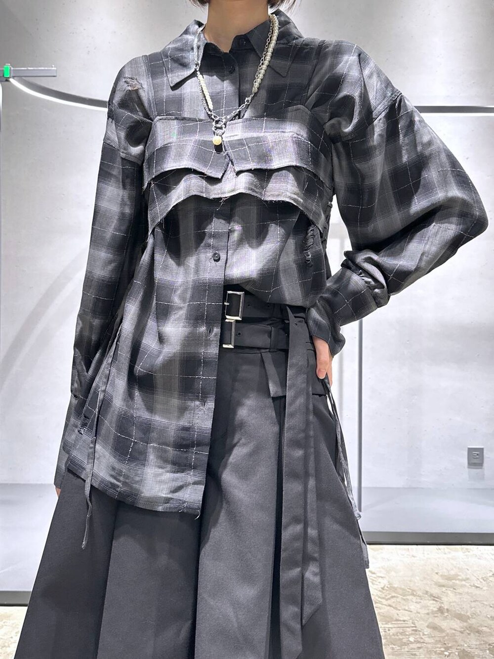 シルバー系のブーツ、ブラック系のその他パンツ、その他のシャツ/ブラウスを着用したレディースの秋コーディネートの5枚目の写真