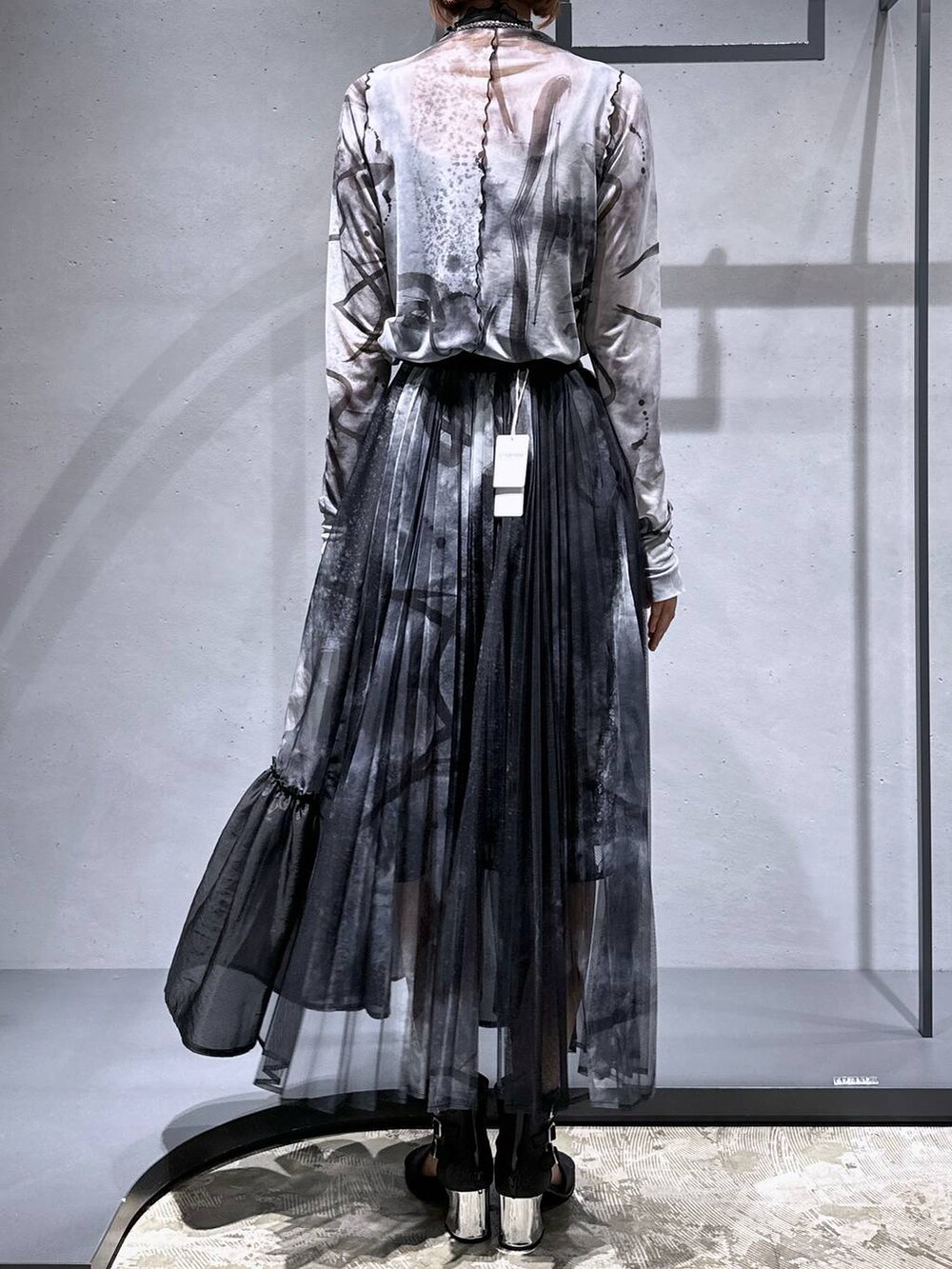 ブラック系のサンダル、ブラック系のスカート、ホワイト系のTシャツ/カットソーを着用したレディースの夏コーディネートの4枚目の写真