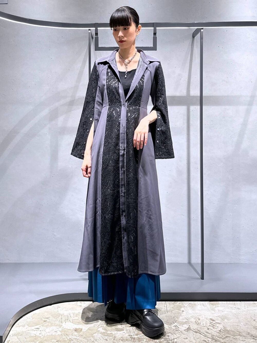 ブラック系のワンピース、ブルー系のその他パンツ、ブラック系のブーツを着用したレディースの夏コーディネートの7枚目の写真