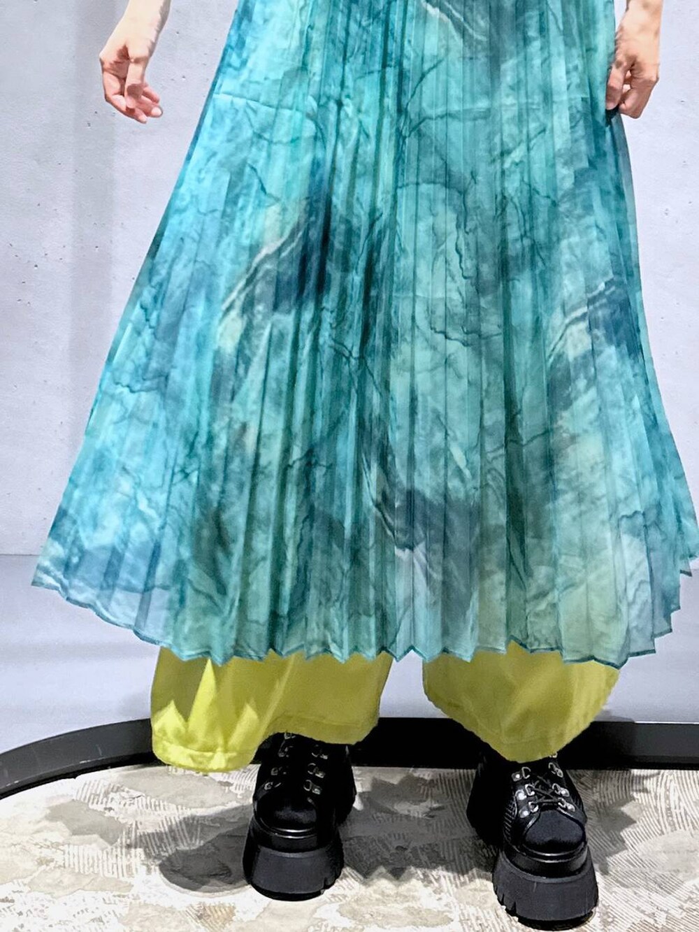 ブラック系のサンダル、グリーン系のカーゴパンツ、ブラック系のTシャツ/カットソーを着用したレディースの春コーディネートの9枚目の写真