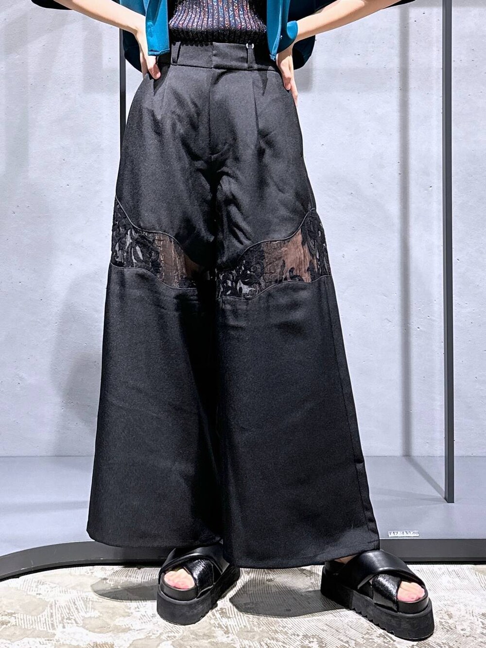 ブラック系のサンダル、その他のタンクトップ、ブラック系のその他パンツを着用したレディースの夏コーディネートの6枚目の写真