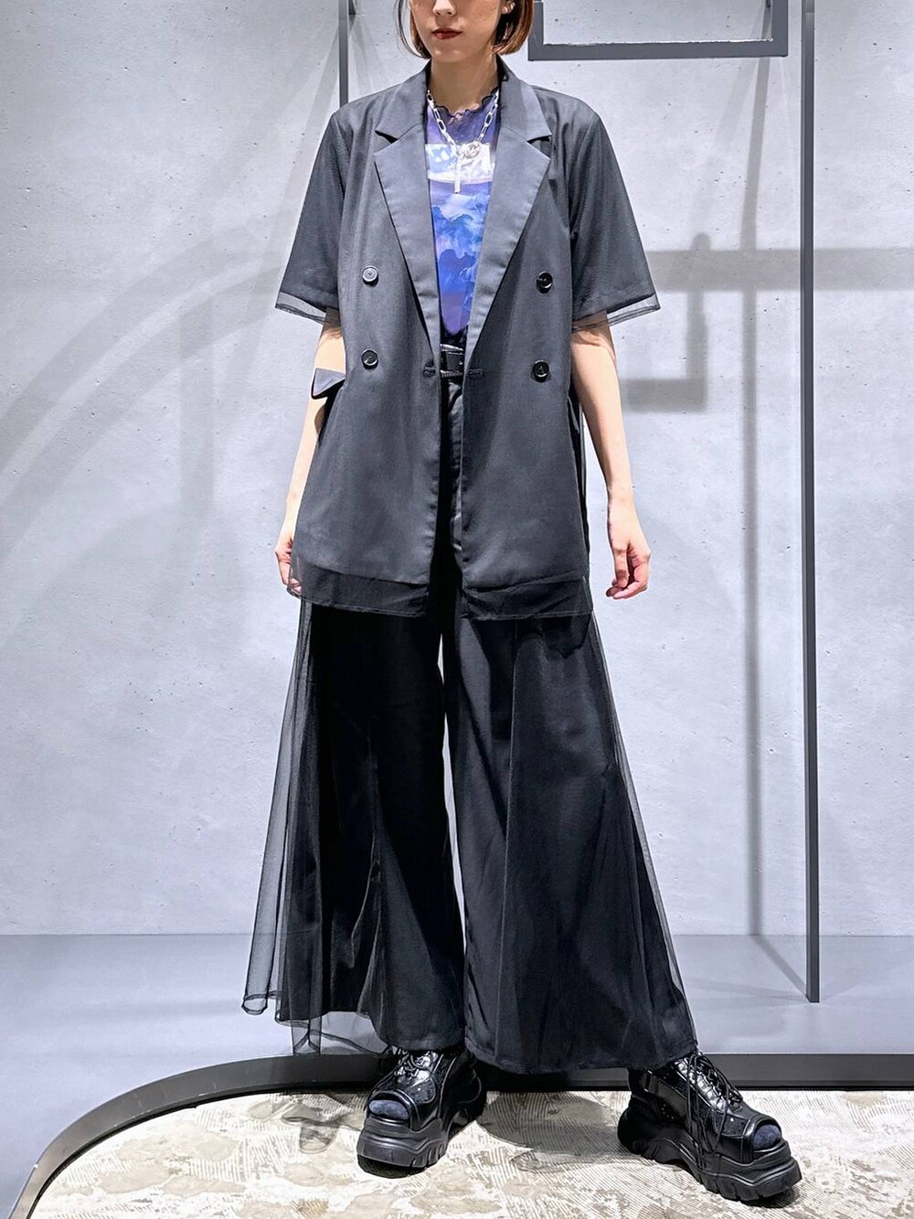 ブルー系のTシャツ/カットソー、ブラック系のサンダル、グレー系のその他パンツを着用したレディースの夏コーディネートの4枚目の写真