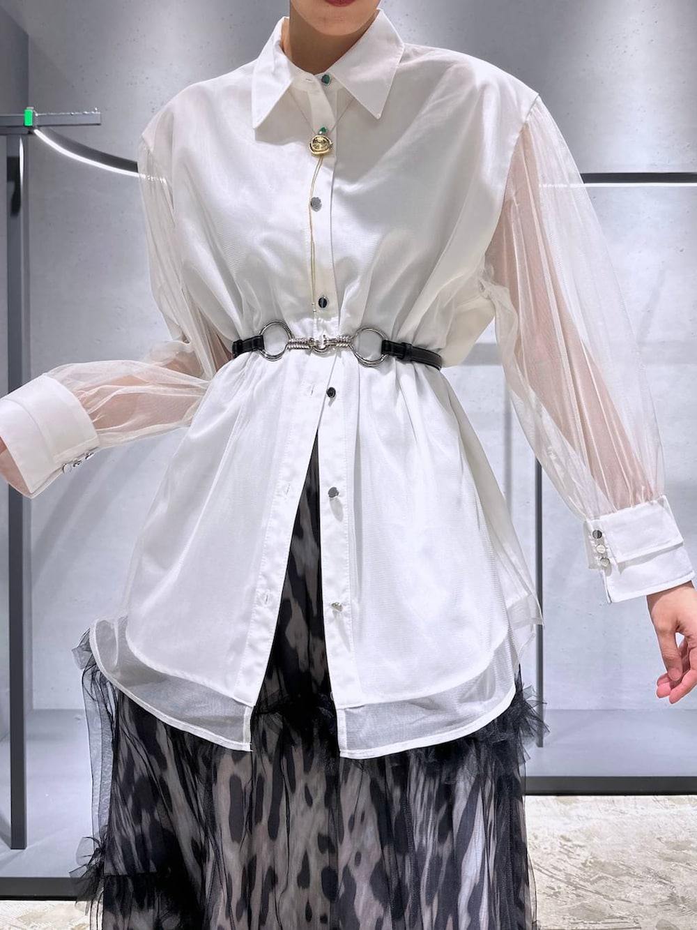 ブラック系のサンダル、その他のスカート、ホワイト系のシャツ/ブラウスを着用したレディースの春コーディネートの3枚目の写真