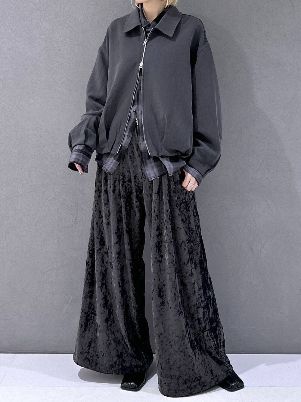 ブラック系のブーツ、ブラック系のシャツ/ブラウス、グレー系のブルゾンを着用したレディースの秋コーディネートの4枚目の写真