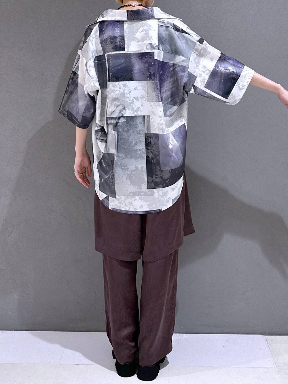 ブラック系のサンダル、ブラック系のタンクトップ、パープル系のその他パンツを着用したレディースの春コーディネートの3枚目の写真