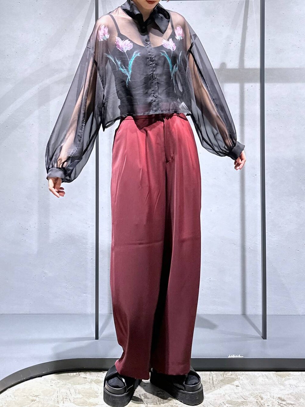 レッド系のその他パンツ、ブラック系のサンダル、ピンク系のシャツ/ブラウスを着用したレディースの春コーディネートの5枚目の写真