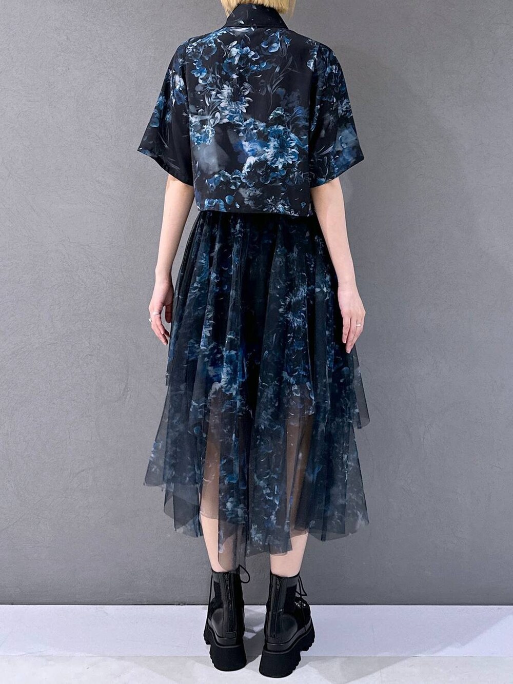 ブラック系のサンダル、ブルー系のシャツ/ブラウス、ブラック系のブローチ/コサージュを着用したレディースの春コーディネートの3枚目の写真