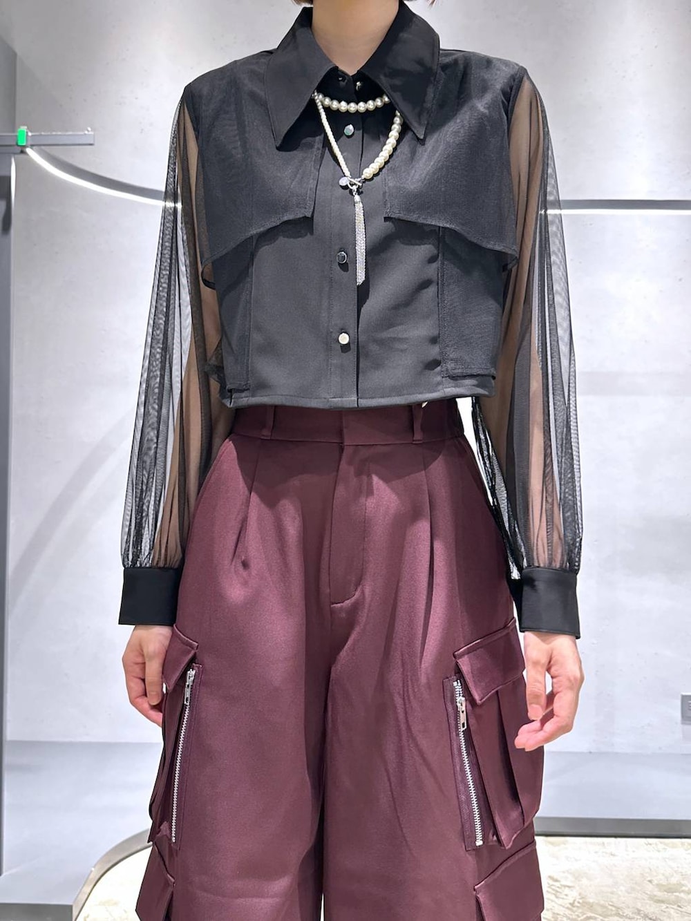 ブラック系のサンダル、ブラック系のシャツ/ブラウス、レッド系のカーゴパンツを着用したレディースの夏コーディネートの5枚目の写真