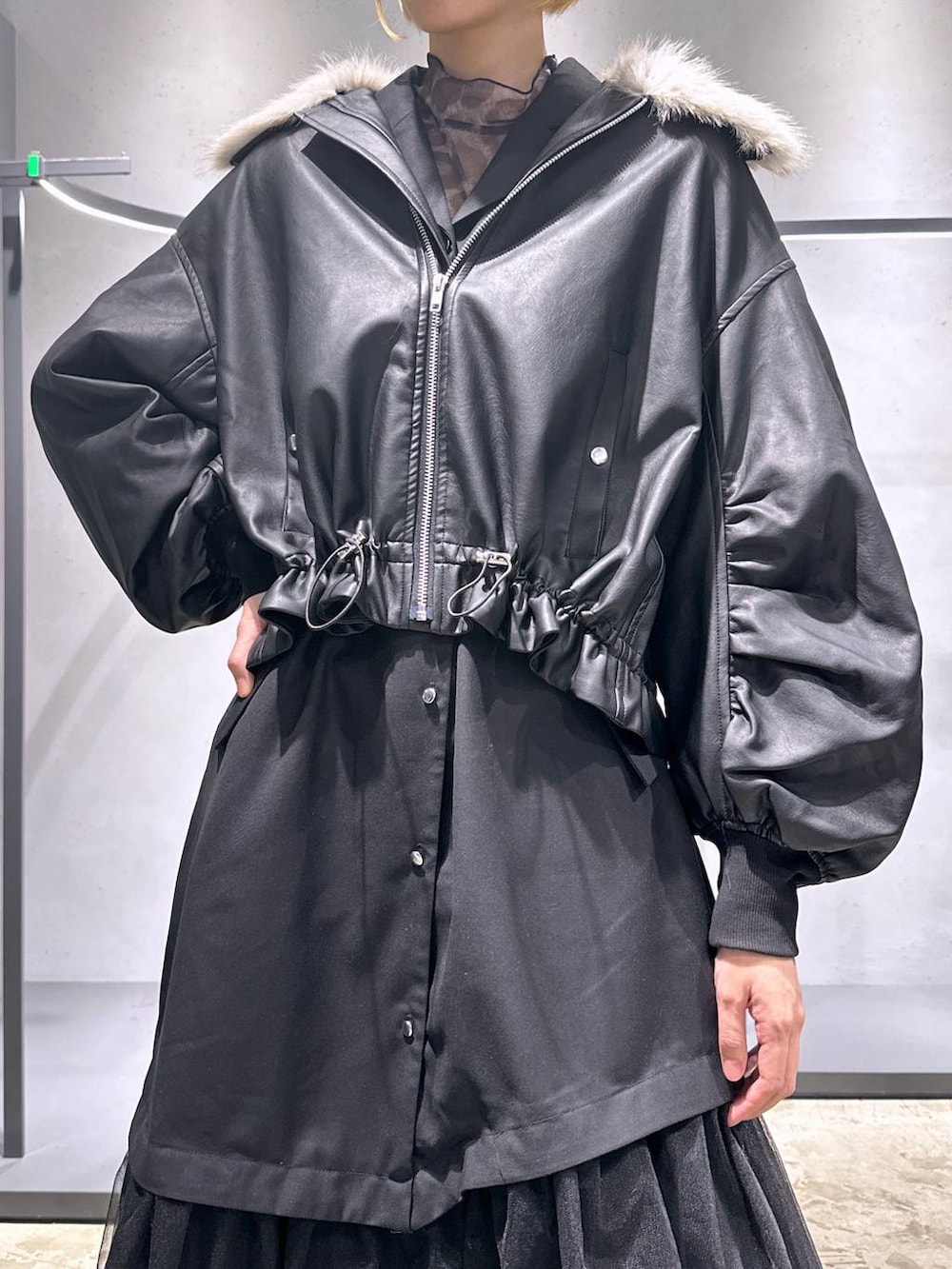 グレー系のTシャツ/カットソー、シルバー系のブーツ、ブラック系のその他パンツを着用したレディースの秋コーディネートの5枚目の写真