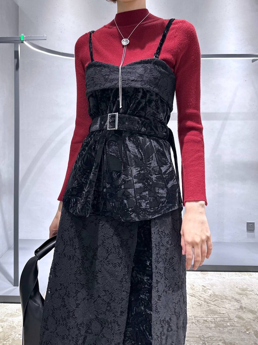 レッド系のニット/セーター、ブラック系のローファー、ブラック系のベストを着用したレディースの夏コーディネートの5枚目の写真