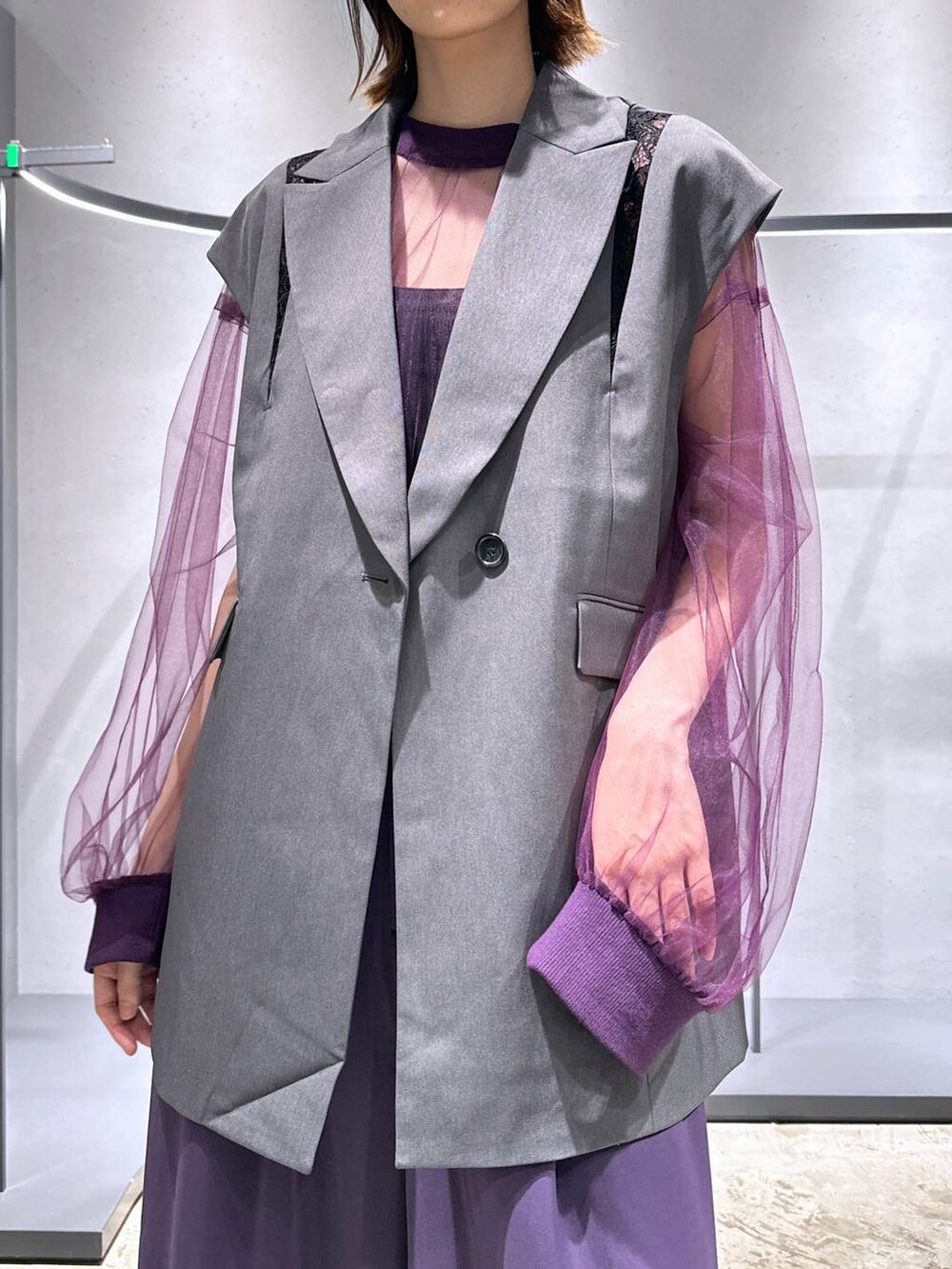 ブラック系のパンプス、パープル系のTシャツ/カットソー、グレー系のテーラードジャケットを着用したレディースの夏コーディネートの5枚目の写真