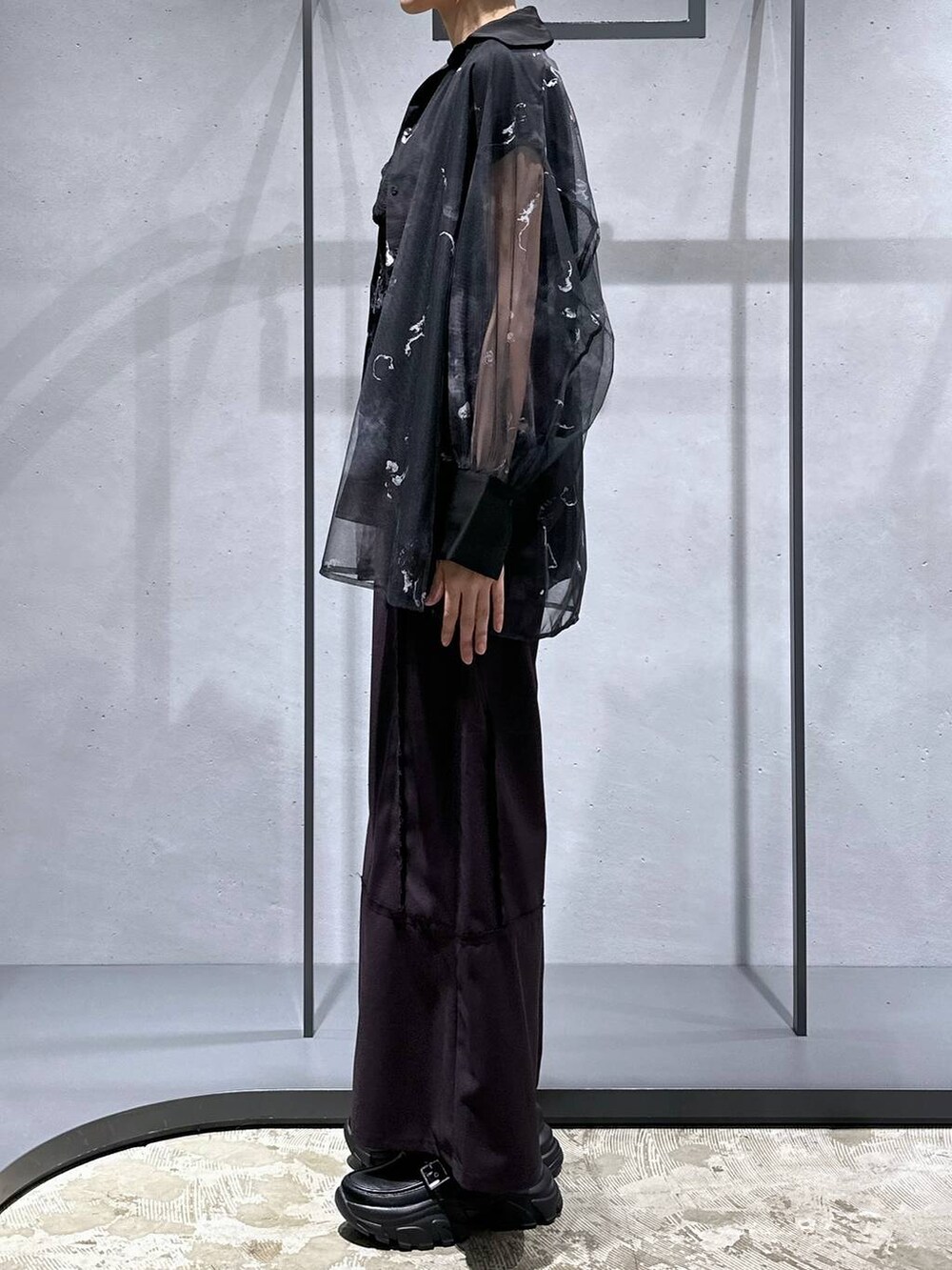 ブラック系のシャツ/ブラウス、ブラック系のローファー、レッド系のその他パンツを着用したレディースの秋コーディネートの2枚目の写真