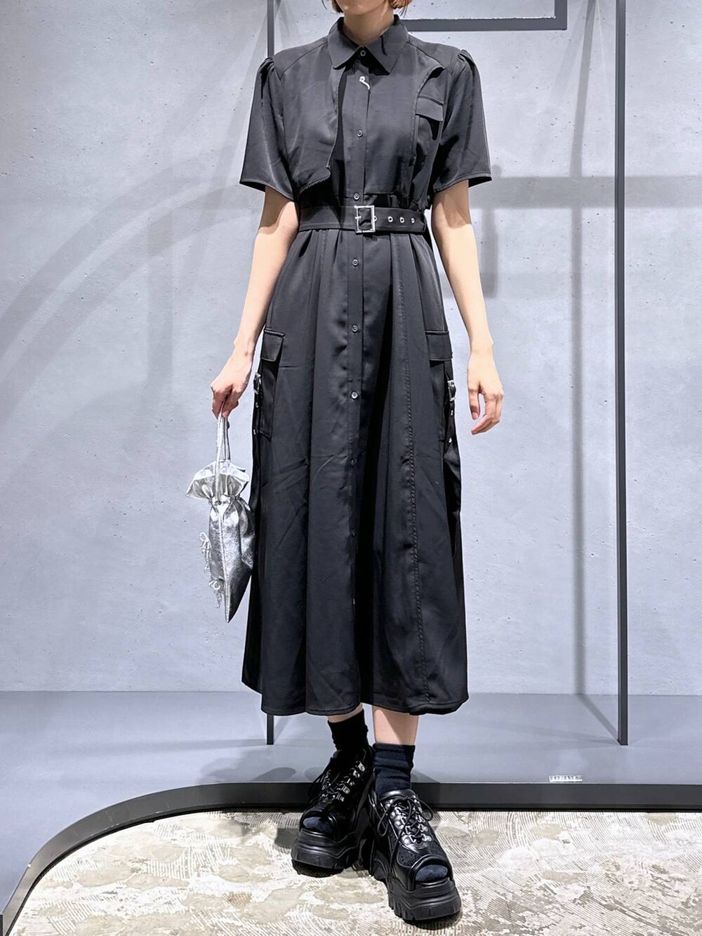 ブラック系のサンダル、ブラック系のワンピース、シルバー系のショルダーバッグを着用したレディースの夏コーディネートの4枚目の写真