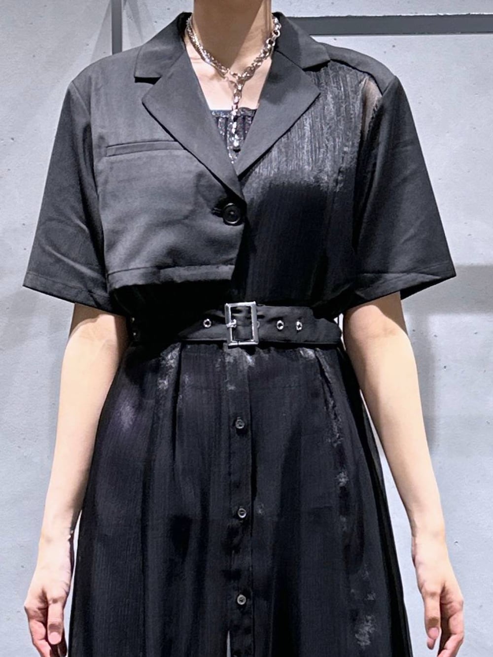 ブラック系のサンダル、その他のタンクトップ、パープル系のその他パンツを着用したレディースの夏コーディネートの6枚目の写真