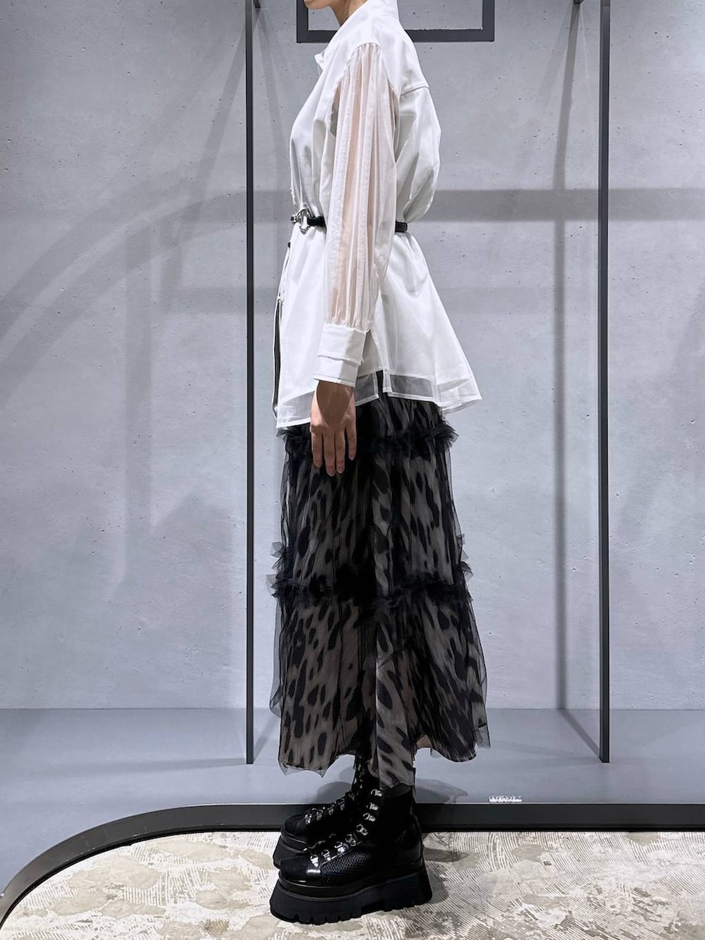 ブラック系のサンダル、その他のスカート、ホワイト系のシャツ/ブラウスを着用したレディースの春コーディネートの4枚目の写真