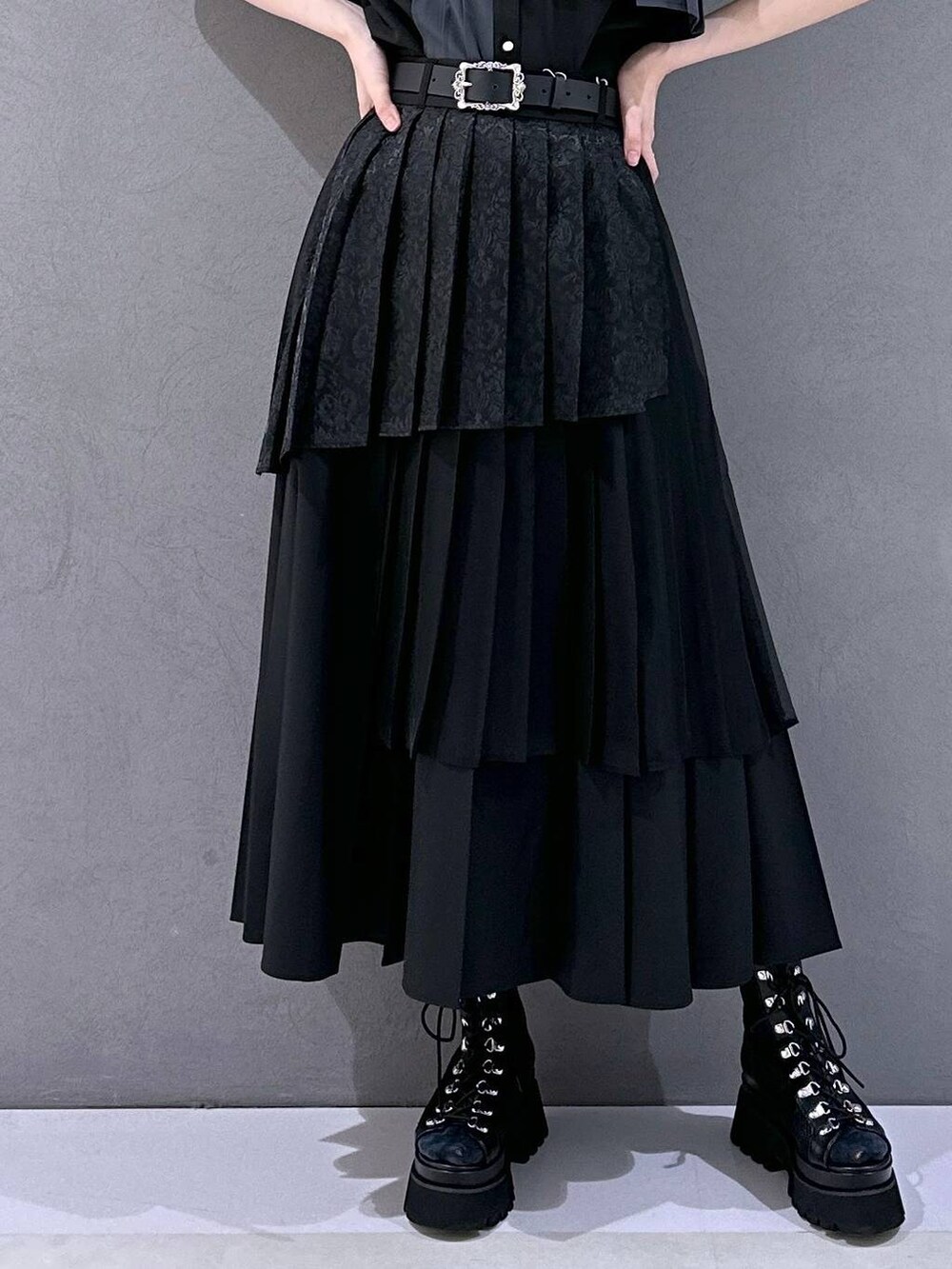 ブラック系のサンダル、ブラック系のスカート、ブラック系のシャツ/ブラウスを着用したレディースの春コーディネートの7枚目の写真