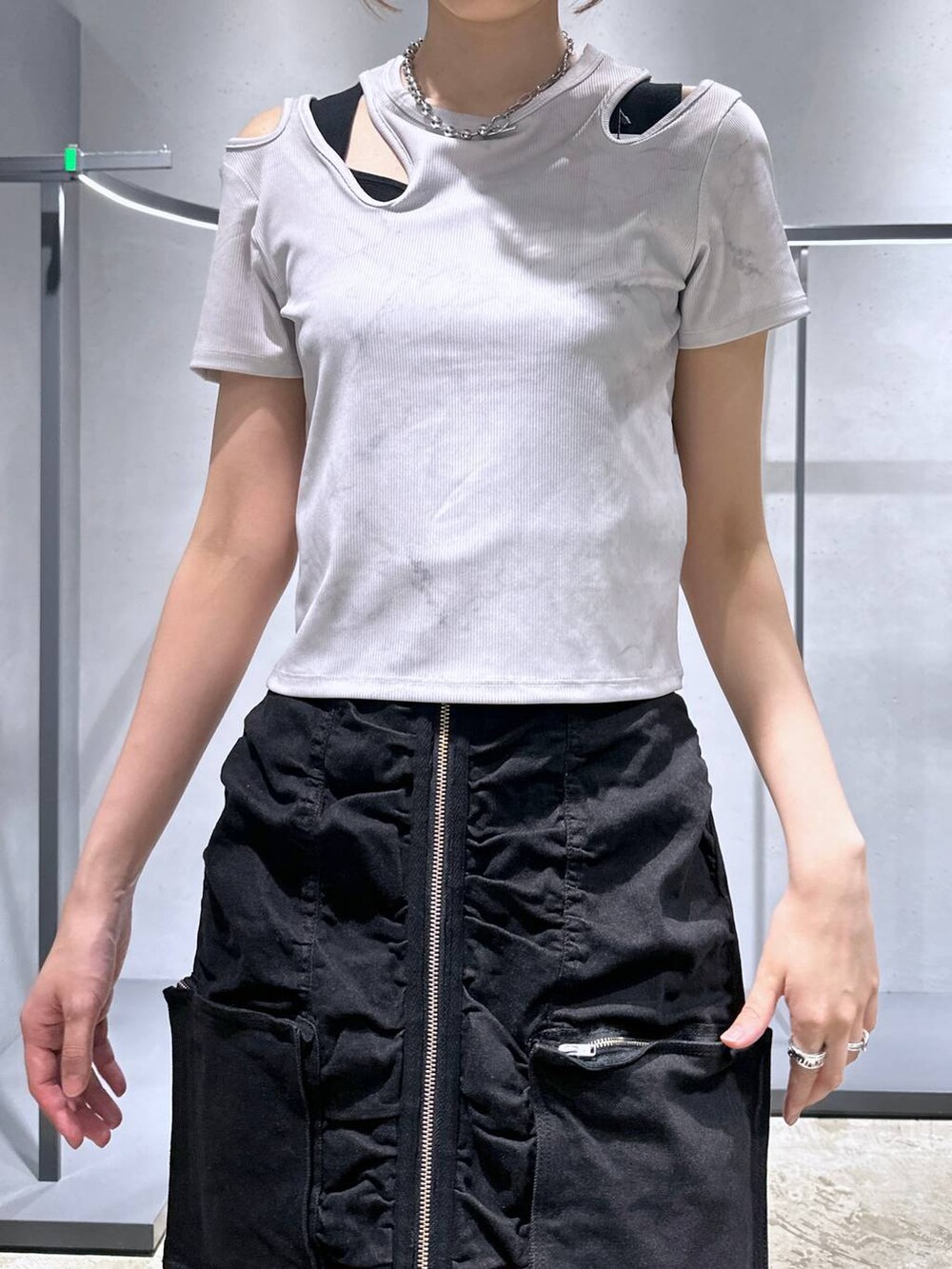 ブラック系のサンダル、ブラック系のタンクトップ、ホワイト系のTシャツ/カットソーを着用したレディースの夏コーディネートの5枚目の写真