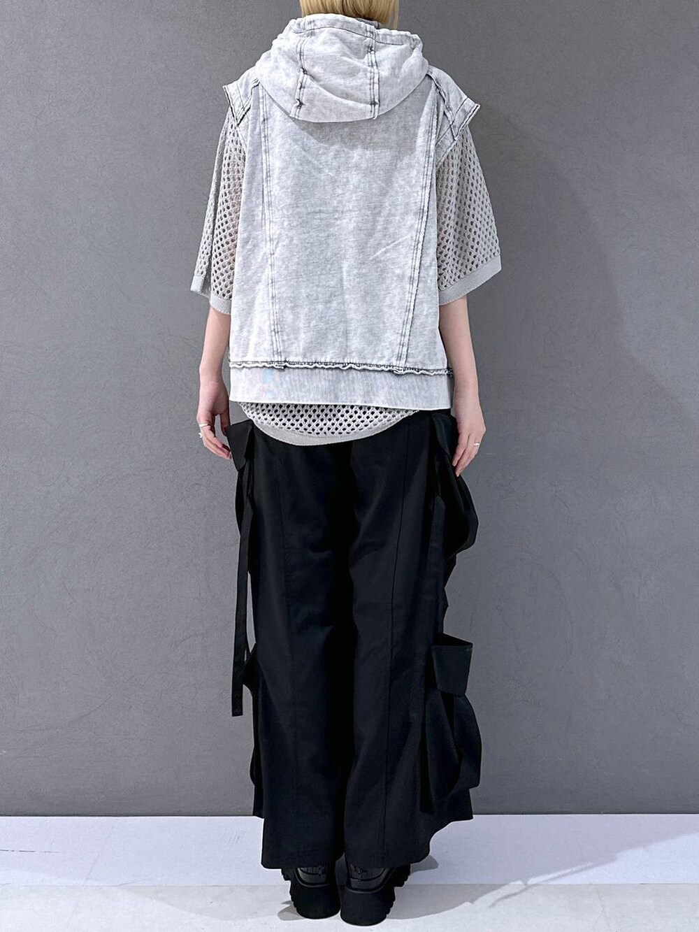 ブラック系のサンダル、ブラック系のカーゴパンツ、グレー系のニット/セーターを着用したレディースの春コーディネートの3枚目の写真