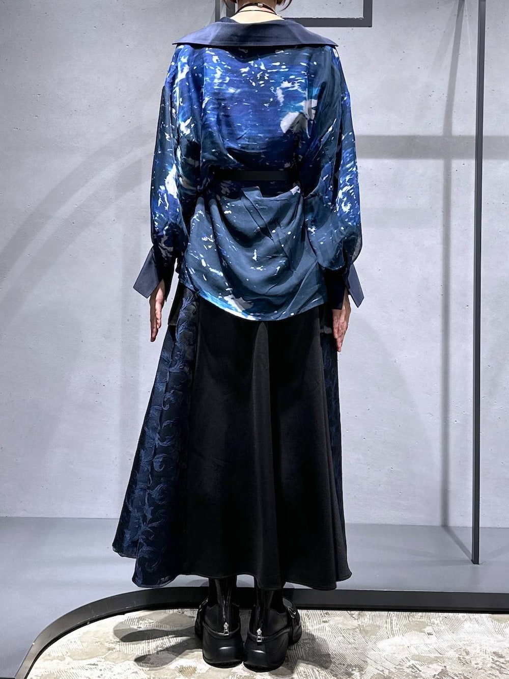 ブラック系のブーツ、ブルー系のシャツ/ブラウス、ブルー系のスカートを着用したレディースの秋コーディネートの3枚目の写真