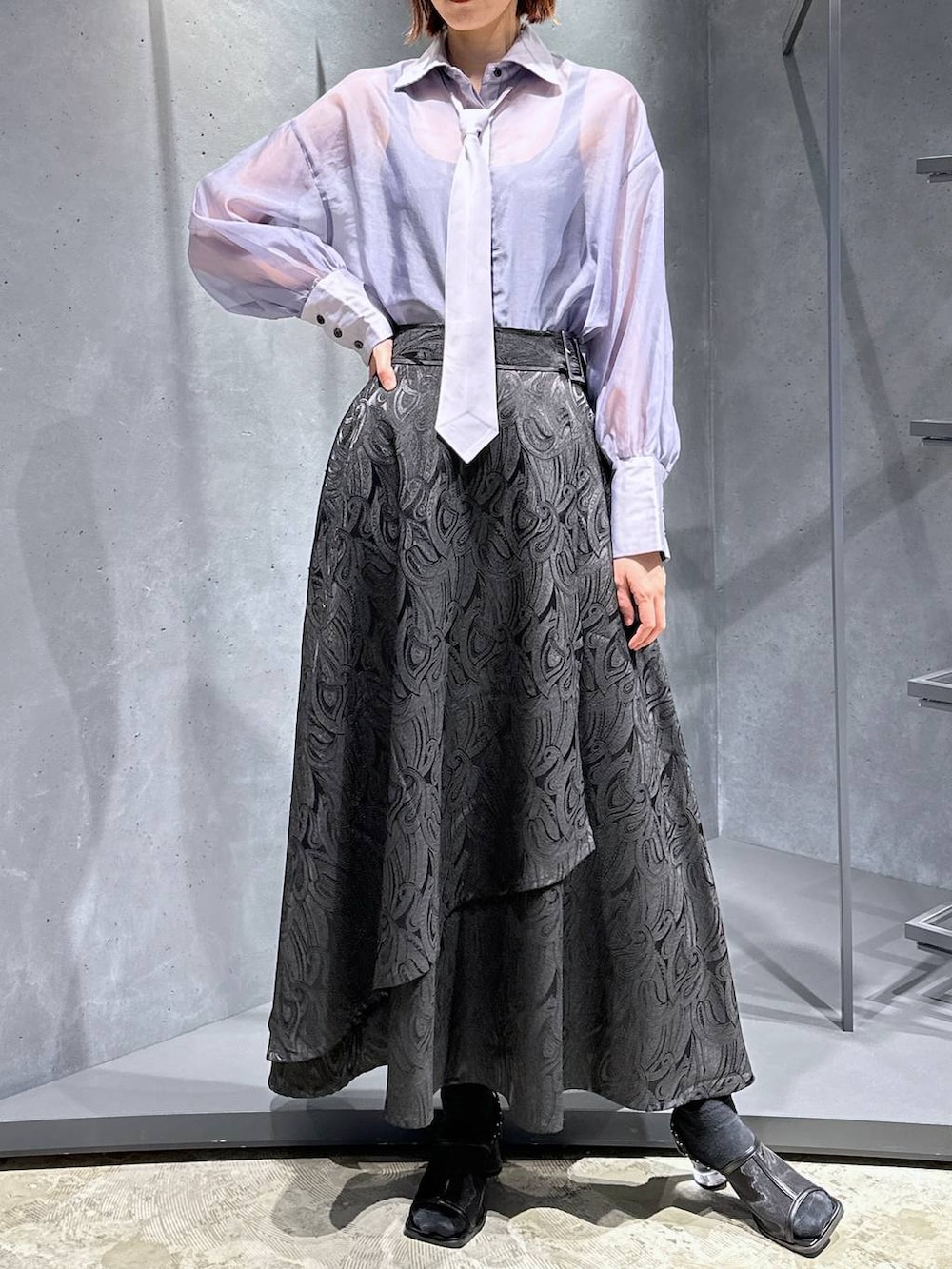 ブラック系のサンダル、ブラック系のスカート、パープル系のシャツ/ブラウスを着用したレディースの春コーディネートの5枚目の写真