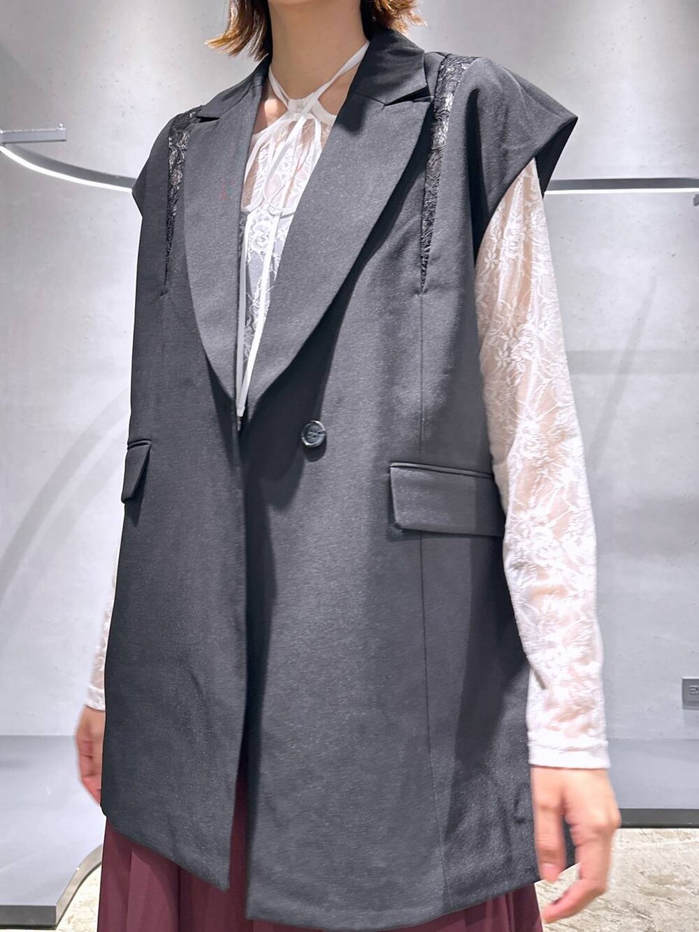 ブラック系のパンプス、ホワイト系のTシャツ/カットソー、ブラック系のテーラードジャケットを着用したレディースの夏コーディネートの4枚目の写真