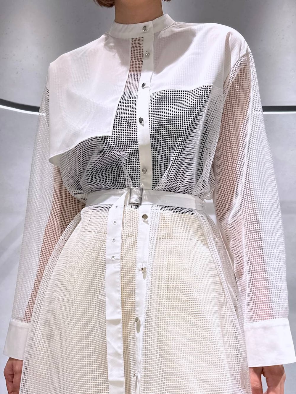 シルバー系のサンダル、ホワイト系のその他パンツ、ホワイト系のワンピースを着用したレディースの夏コーディネートの2枚目の写真