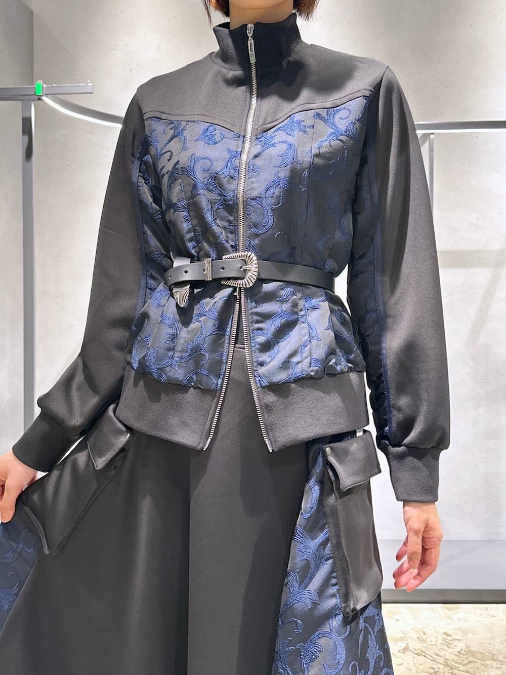 シルバー系のブーツ、ブルー系のジャージ、ブルー系のスカートを着用したレディースの秋コーディネートの5枚目の写真